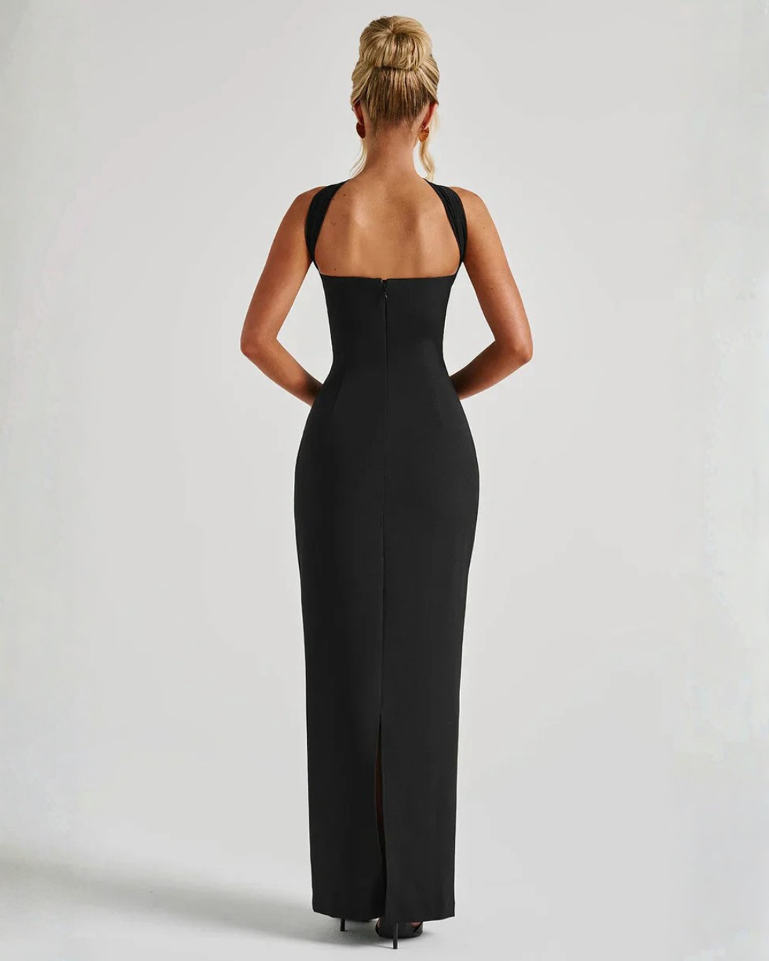 Trägerloses figurformendes Maxikleid mit abnehmbarem Netzschal