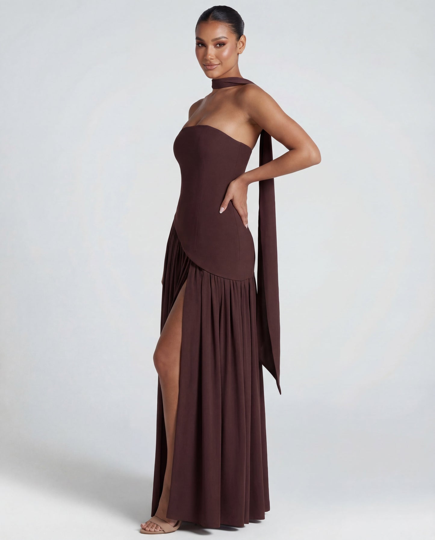 Aveline – trägerloses Maxikleid mit hohem Oberschenkelschlitz