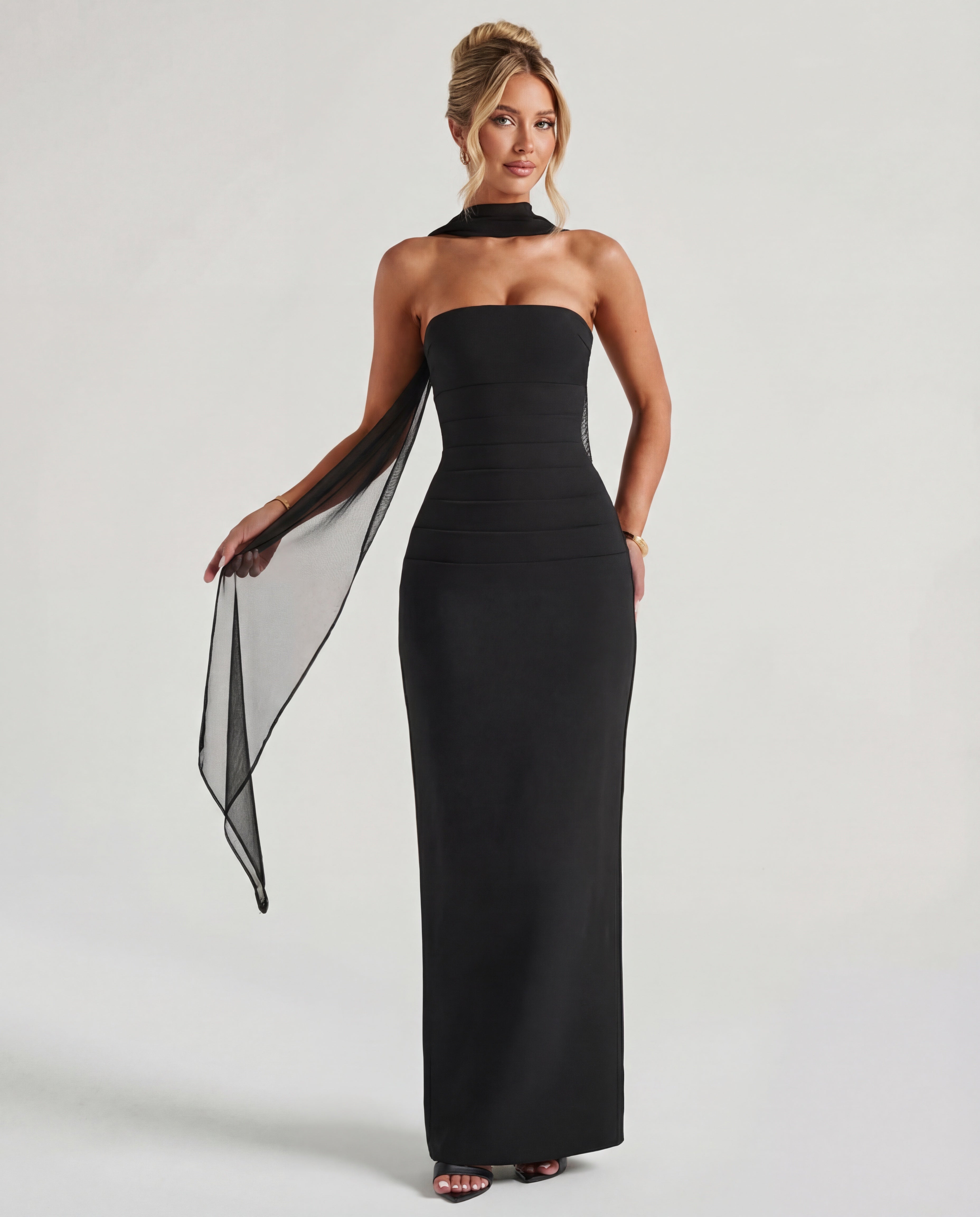 Trägerloses figurformendes Maxikleid mit abnehmbarem Netzschal