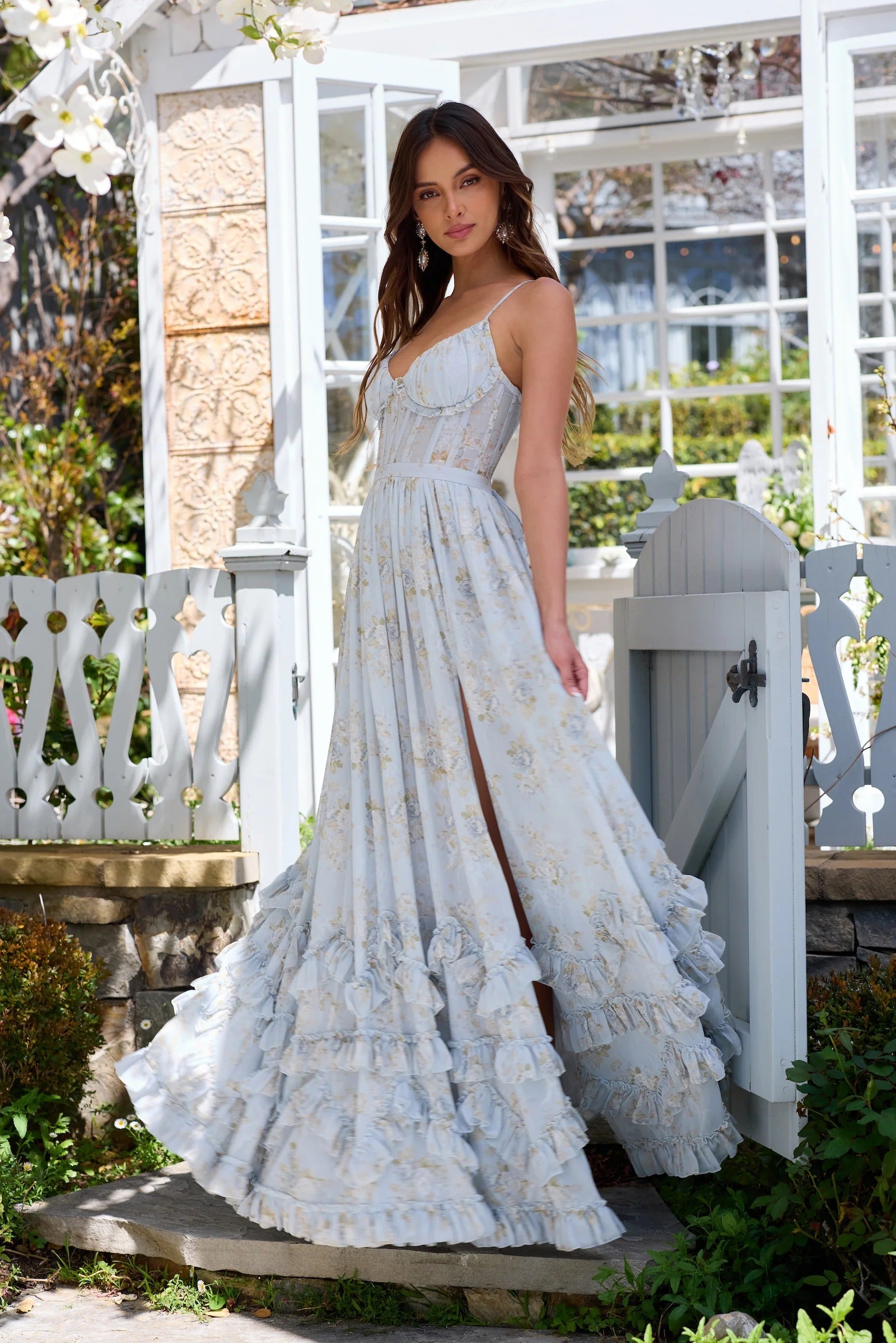 Damen Kleid mit hohem Schlitz und Rüschen