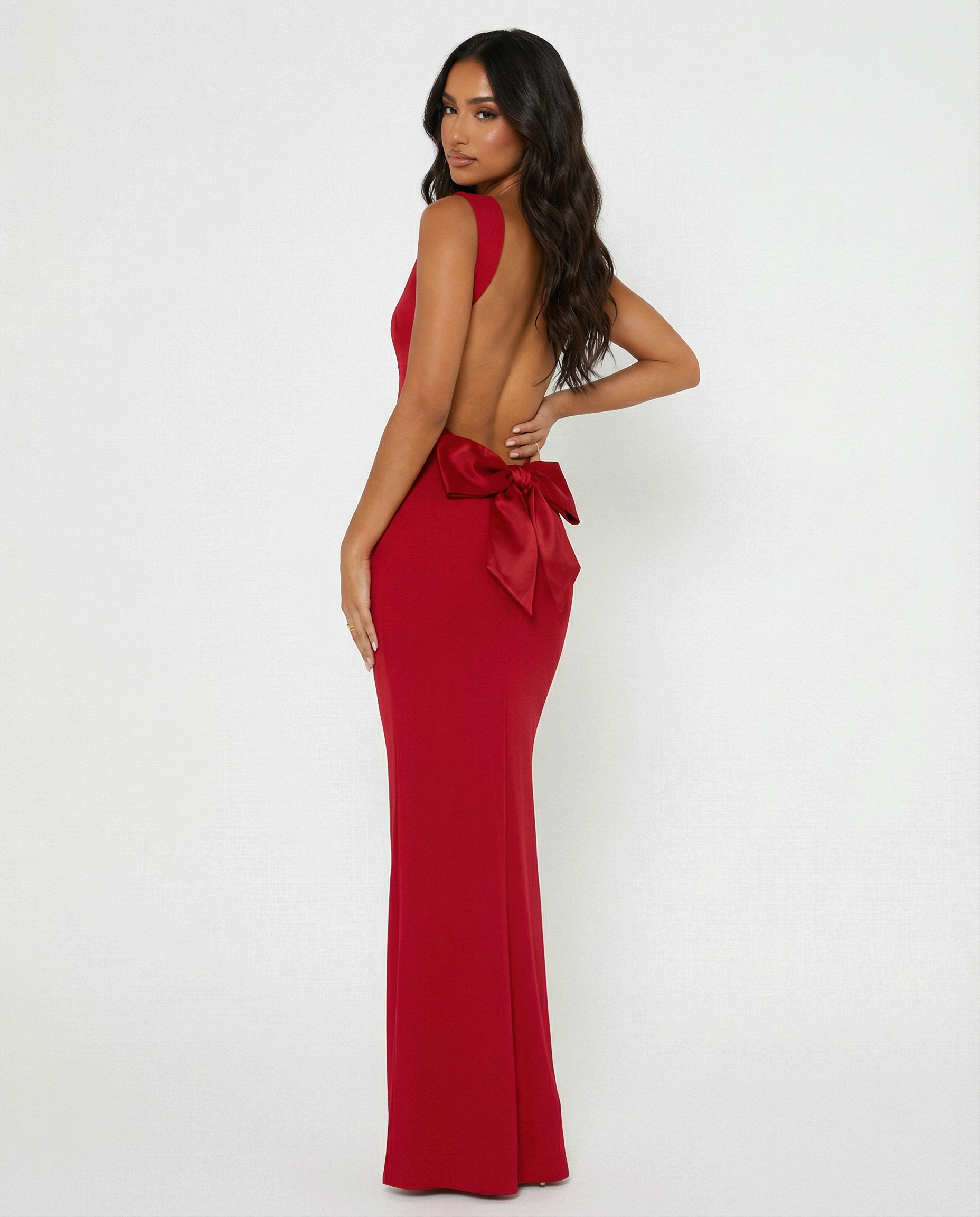 Mae – schmeichelndes figurformendes Maxikleid mit offenem Rücken und Bindegürtel