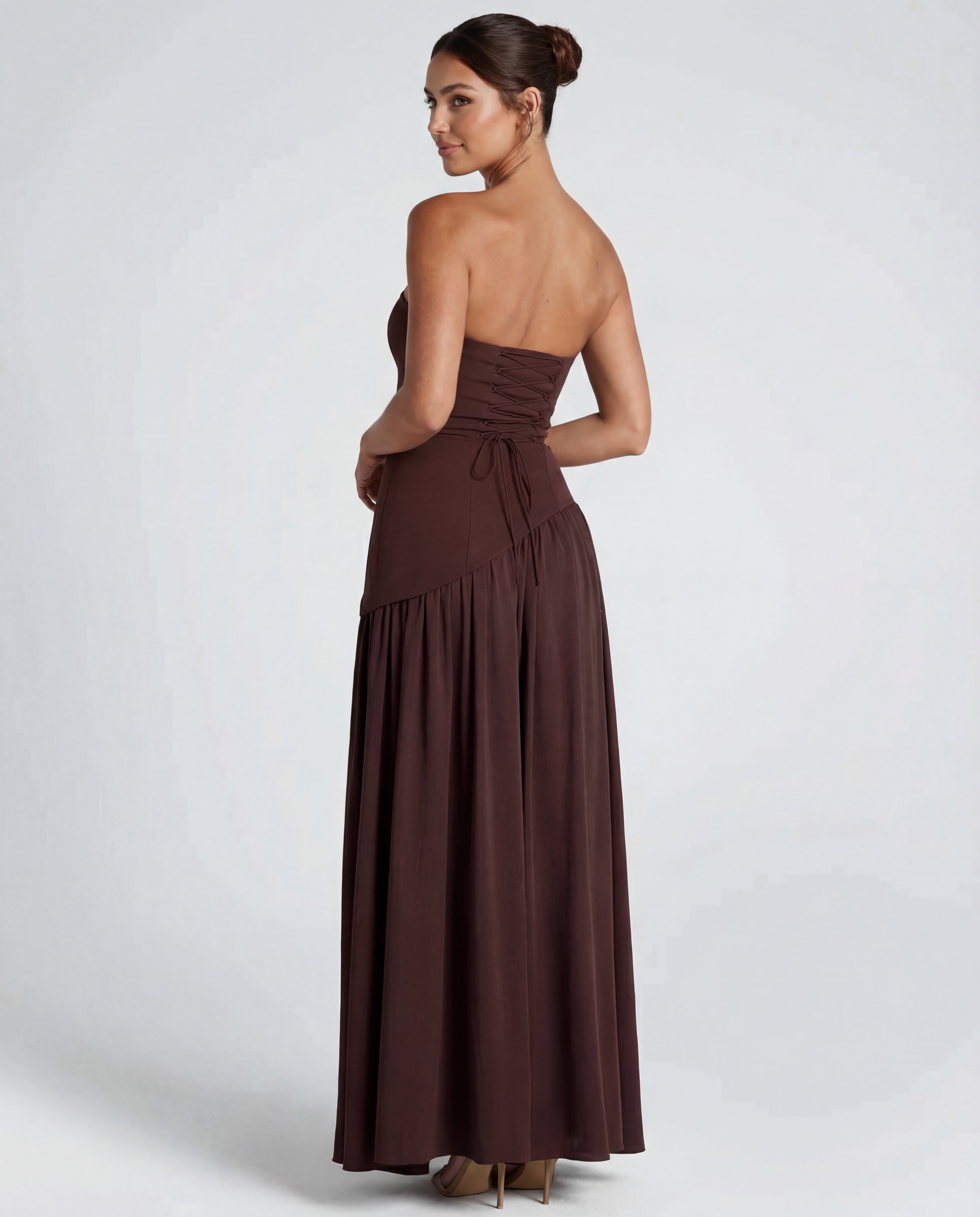 Trägerloses Maxikleid mit hohem Oberschenkelschlitz