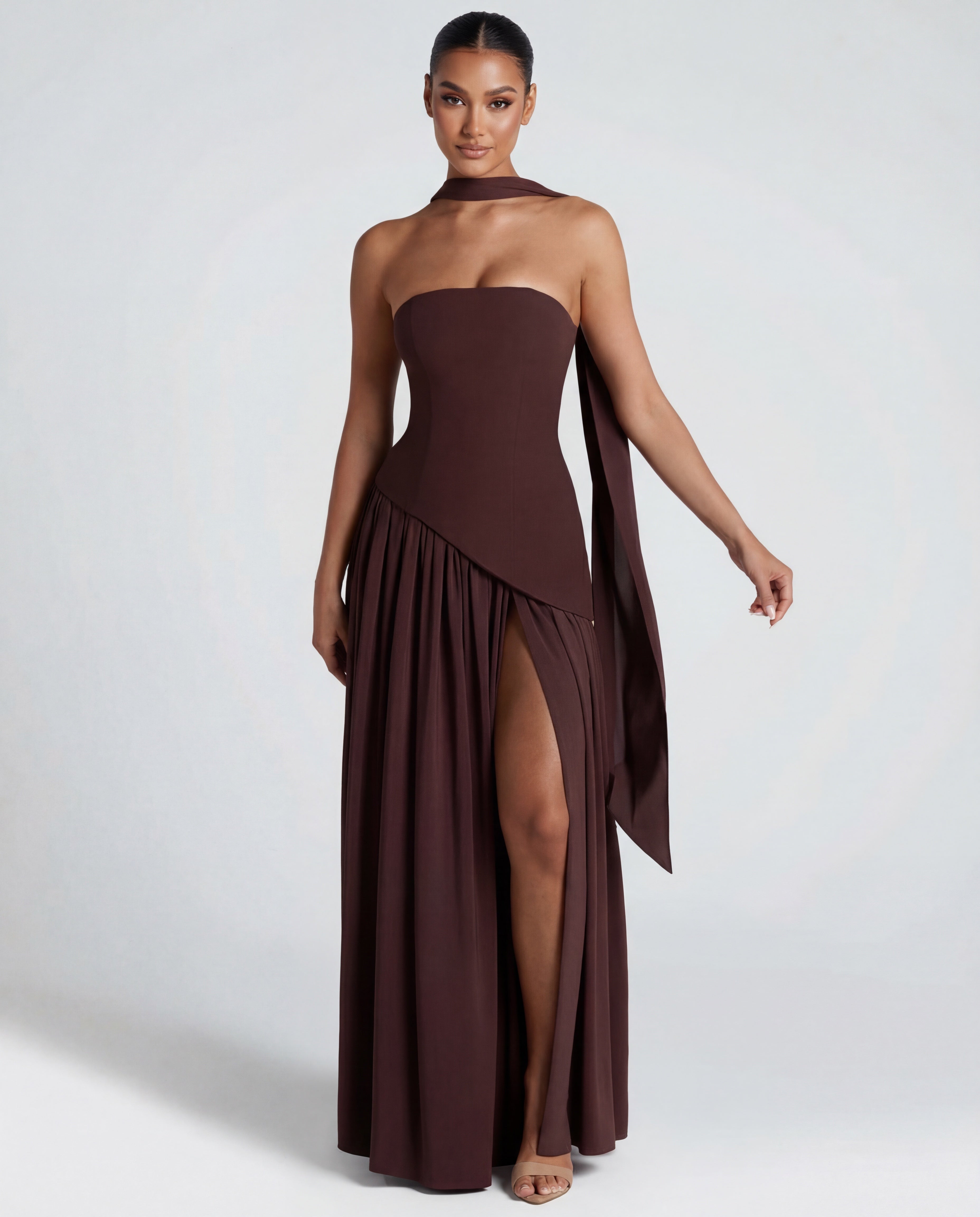 Trägerloses Maxikleid mit hohem Oberschenkelschlitz