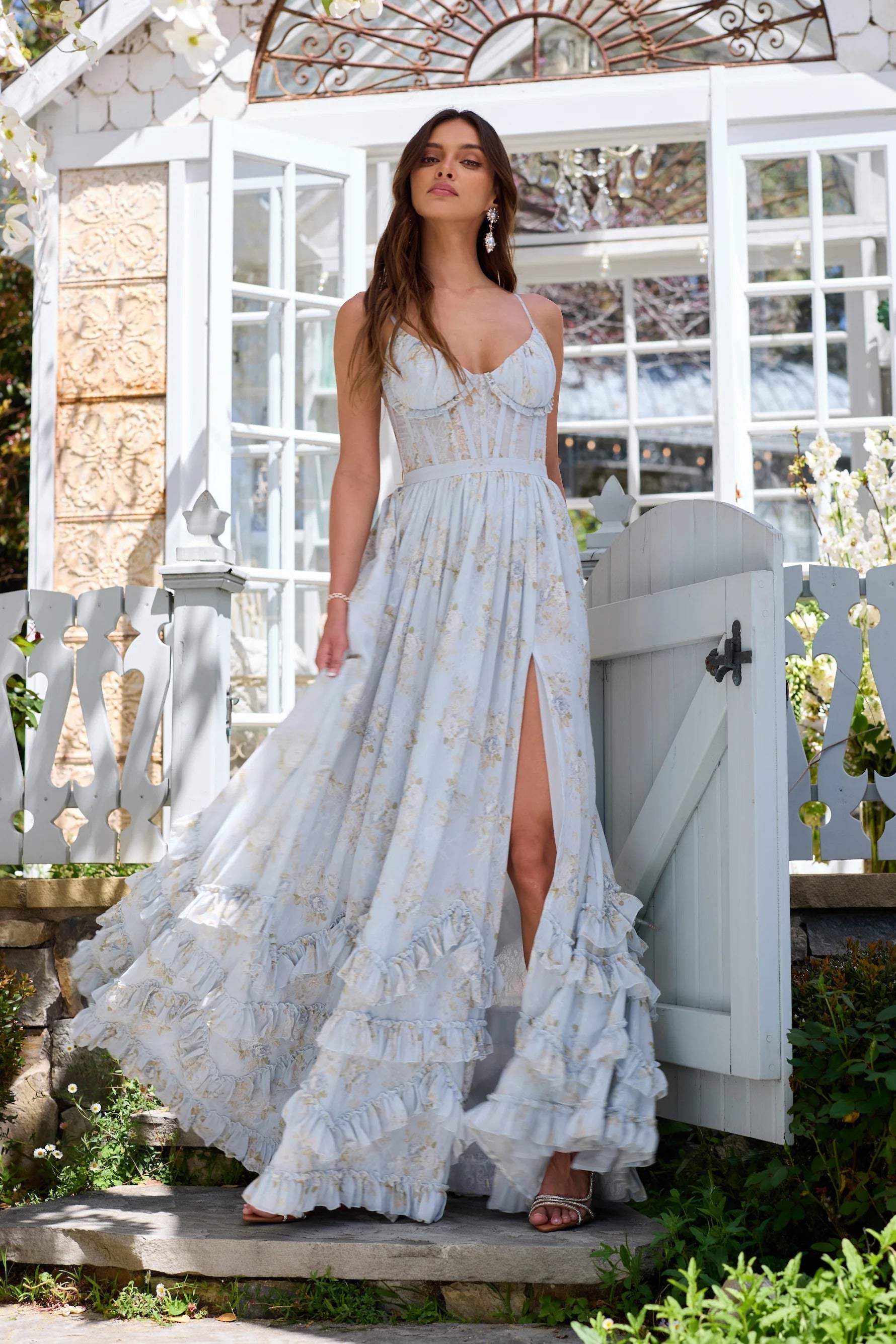 Damen Kleid mit hohem Schlitz und Rüschen